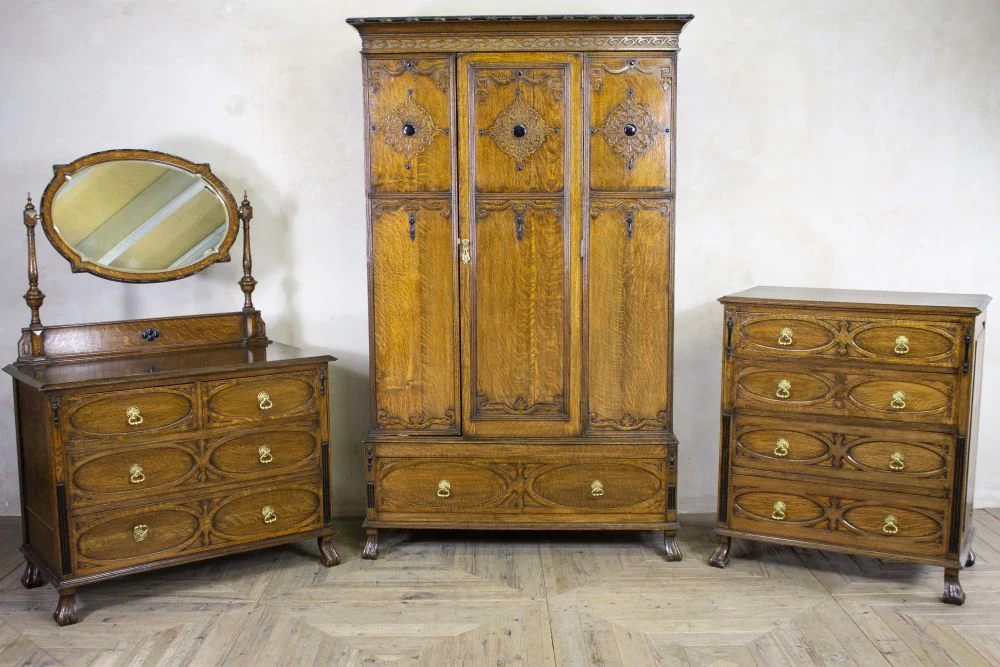 1920s Jacobean Revival Oak Bedroom Suite - Image 3