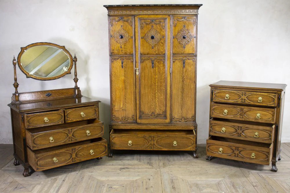 1920s Jacobean Revival Oak Bedroom Suite - Image 4