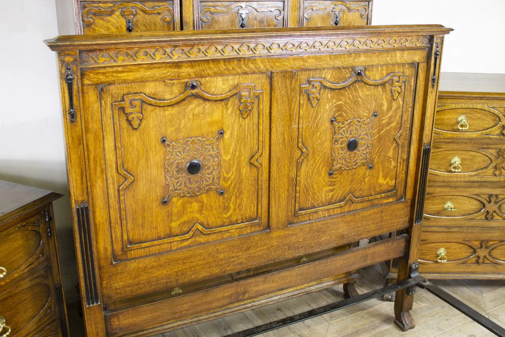 1920s Jacobean Revival Oak Bedroom Suite - Image 9