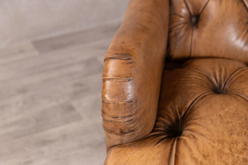 Westminster Buttoned Leather Armchair - Image 9