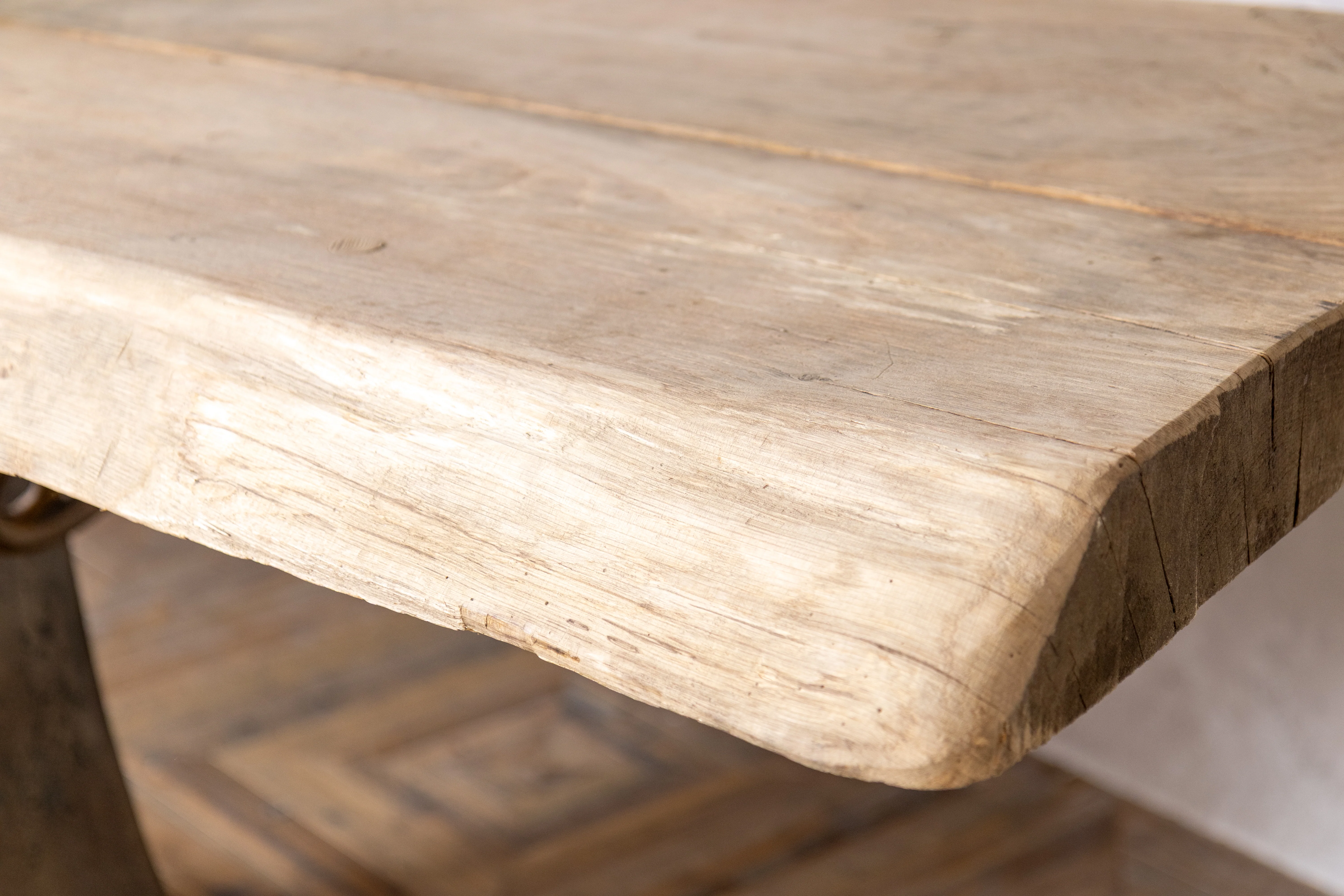 Large Posing Dining Restaurant Feature Table - Image 13