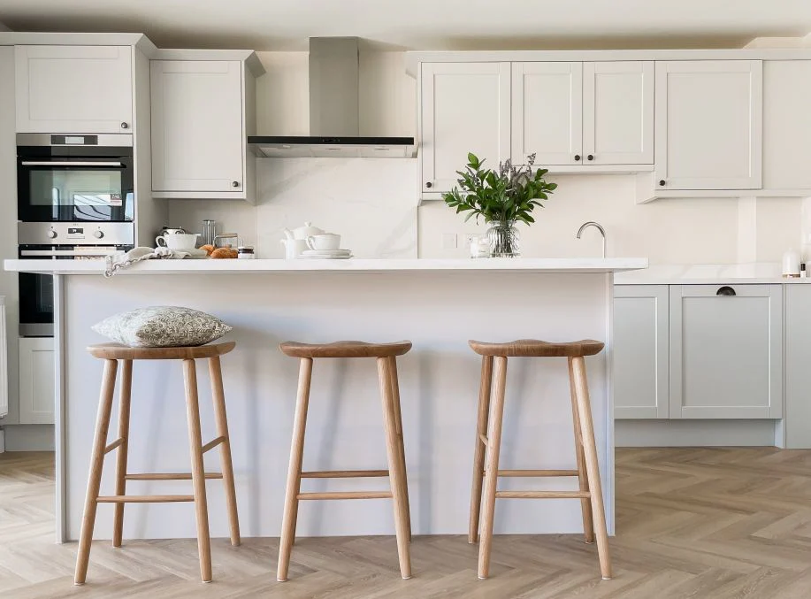 Ludlow Oak Breakfast Bar Stool - Image 15